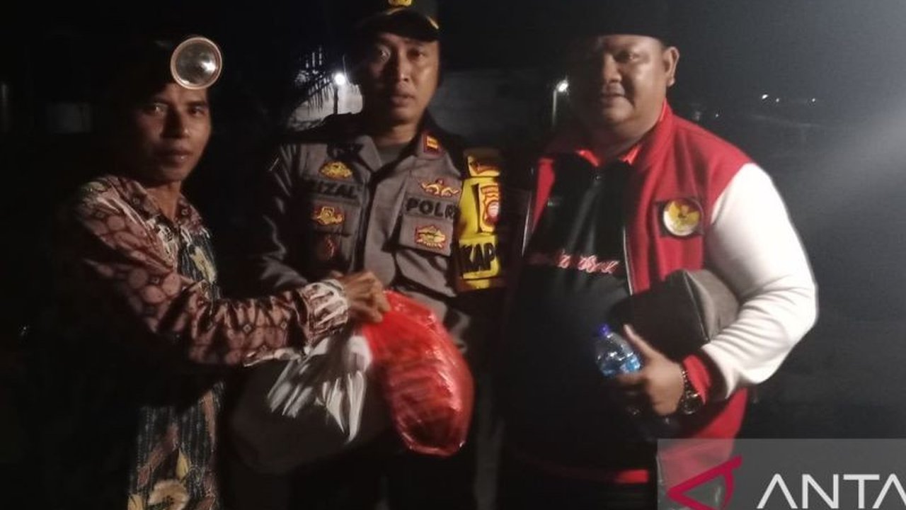Kepolisian dan Tentara Nasional Indonesia (TNI) di Kabupaten Kubu Raya, Kalimantan Barat, berkolaborasi mendistribusikan bantuan untuk warga yang terdampak banjir, memastikan bantuan tepat sasaran dan keamanan selama penyaluran.