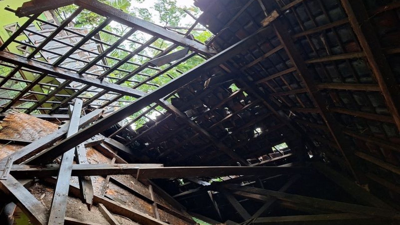 Cuaca ekstrem di Lombok Timur mengakibatkan kerusakan SDN 1 Gereneng, tiga ruang kelas rusak parah dan proses belajar mengajar terganggu, pemerintah daerah segera turun tangan.