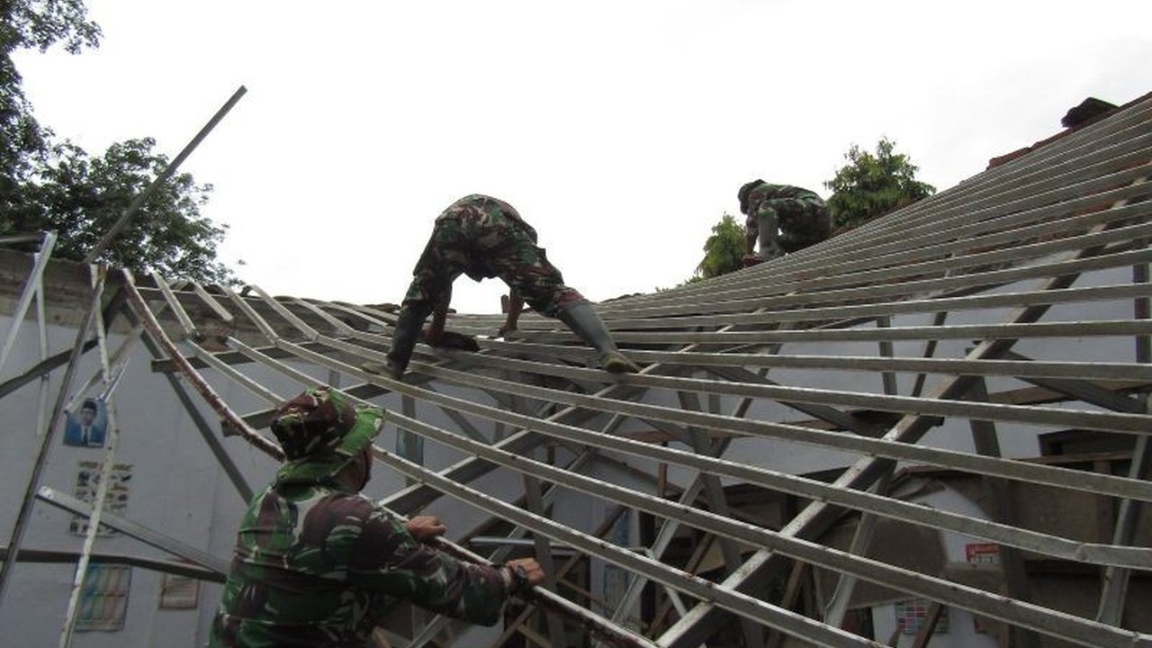 Hujan deras menyebabkan atap dua ruang kelas SDN Curahnongko 3 Jember ambruk, memaksa puluhan siswa belajar di ruang darurat seperti gudang dan perpustakaan hingga perbaikan selesai.