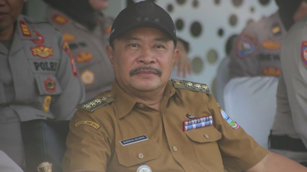 Penjabat Bupati Garut menghentikan kerjasama pengangkutan sampah dari Kota Bandung ke Garut setelah dua bulan, karena Pemkot Bandung dinilai tak memenuhi komitmen yang telah disepakati.