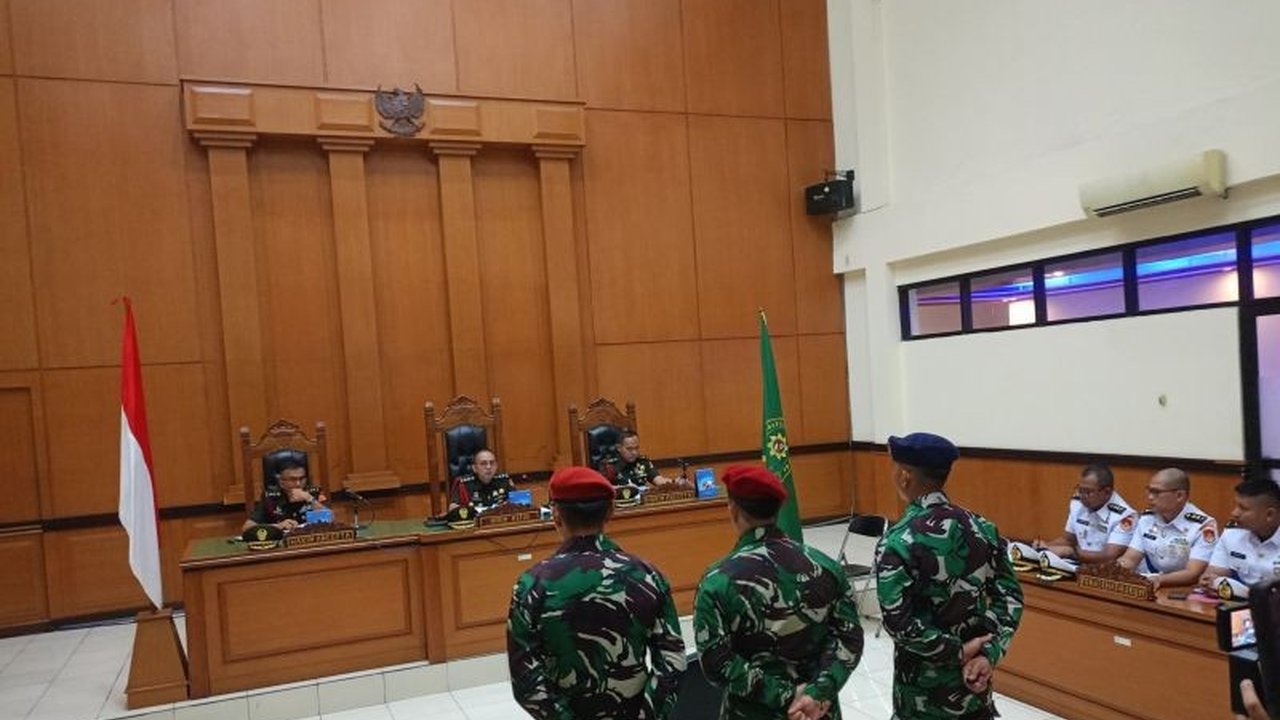 Sidang kasus penembakan bos rental di Rest Area KM 45 Tol Tangerang-Merak mengungkap fakta mengejutkan: dua dari tiga terdakwa oknum TNI AL merupakan paman dan keponakan.