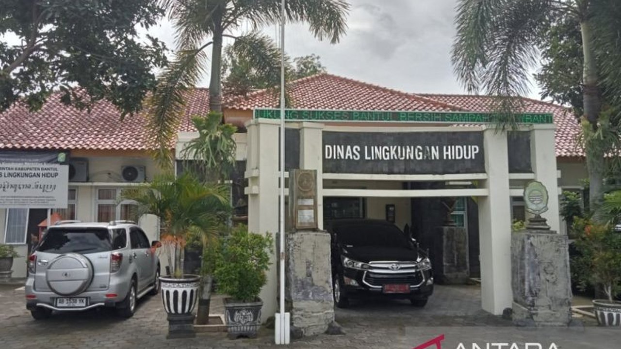 Dinas Kesehatan Bantul telah memulai program Cek Kesehatan Gratis (CKG) melalui puskesmas, meskipun masih menghadapi kendala dalam implementasinya, seperti keterbatasan bahan pemeriksaan dan pendaftaran melalui aplikasi Sehat Mobile.