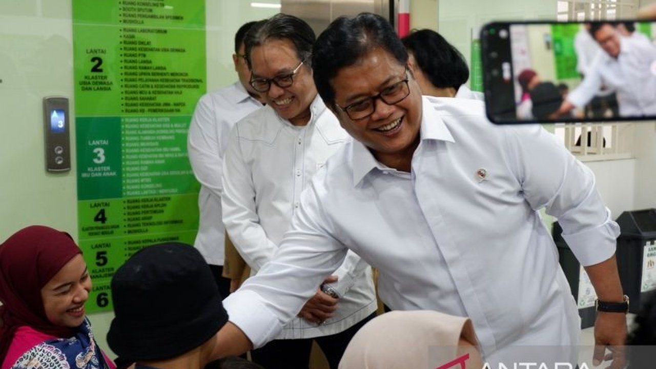 Wakil Menteri Transmigrasi meluncurkan program cek kesehatan gratis untuk mengubah paradigma masyarakat agar lebih proaktif mencegah penyakit daripada mengobati, menjangkau seluruh warga Indonesia.