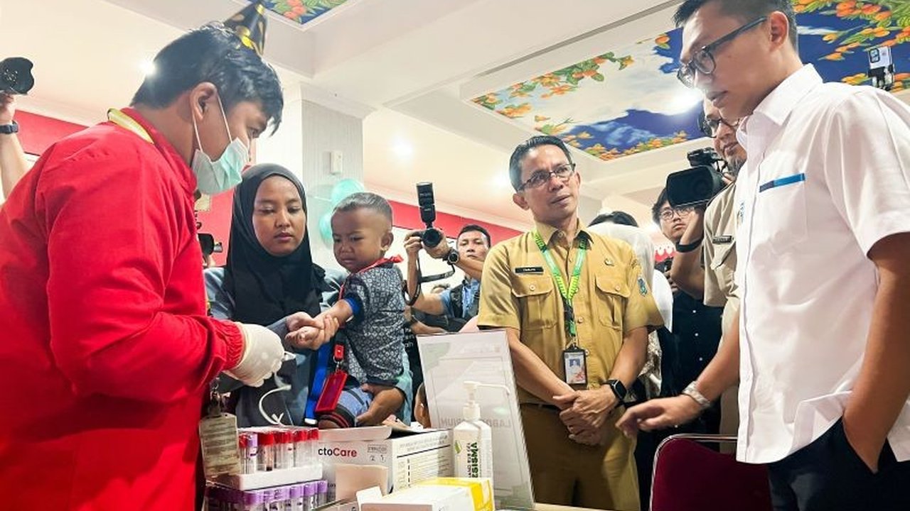 Wakil Menteri BUMN, Aminuddin Ma'ruf, meninjau program cek kesehatan gratis di Puskesmas Kebon Jeruk, Jakarta Barat, yang mendapat sambutan antusias dari warga dan bertujuan mendeteksi dini masalah kesehatan.