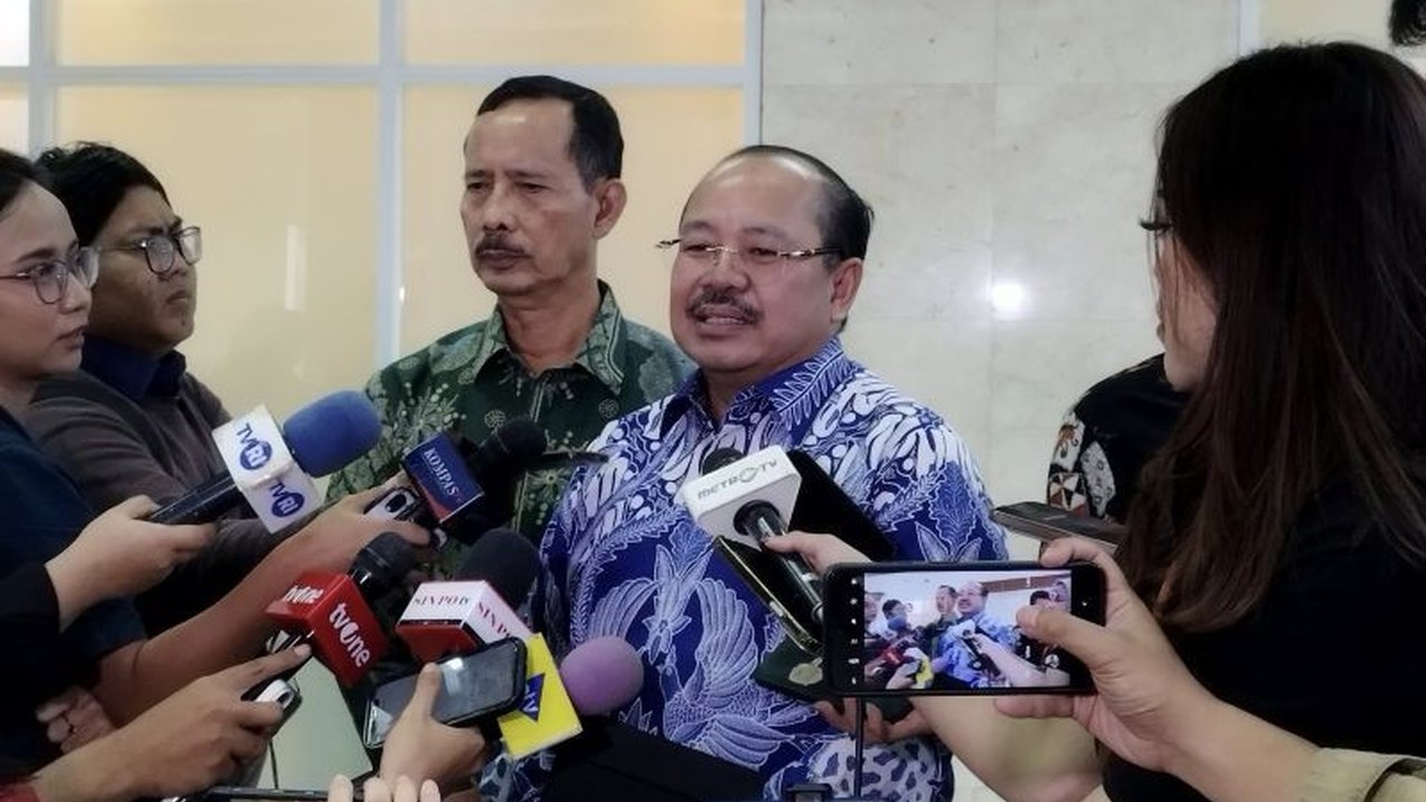 Komisi Yudisial (KY) mengusulkan agar pengawasan aparat penegak hukum (APH) diatur dalam revisi RUU KUHAP untuk mencegah penyalahgunaan wewenang dan melindungi hak tersangka/terdakwa, seiring implementasi KUHP baru pada 2026.