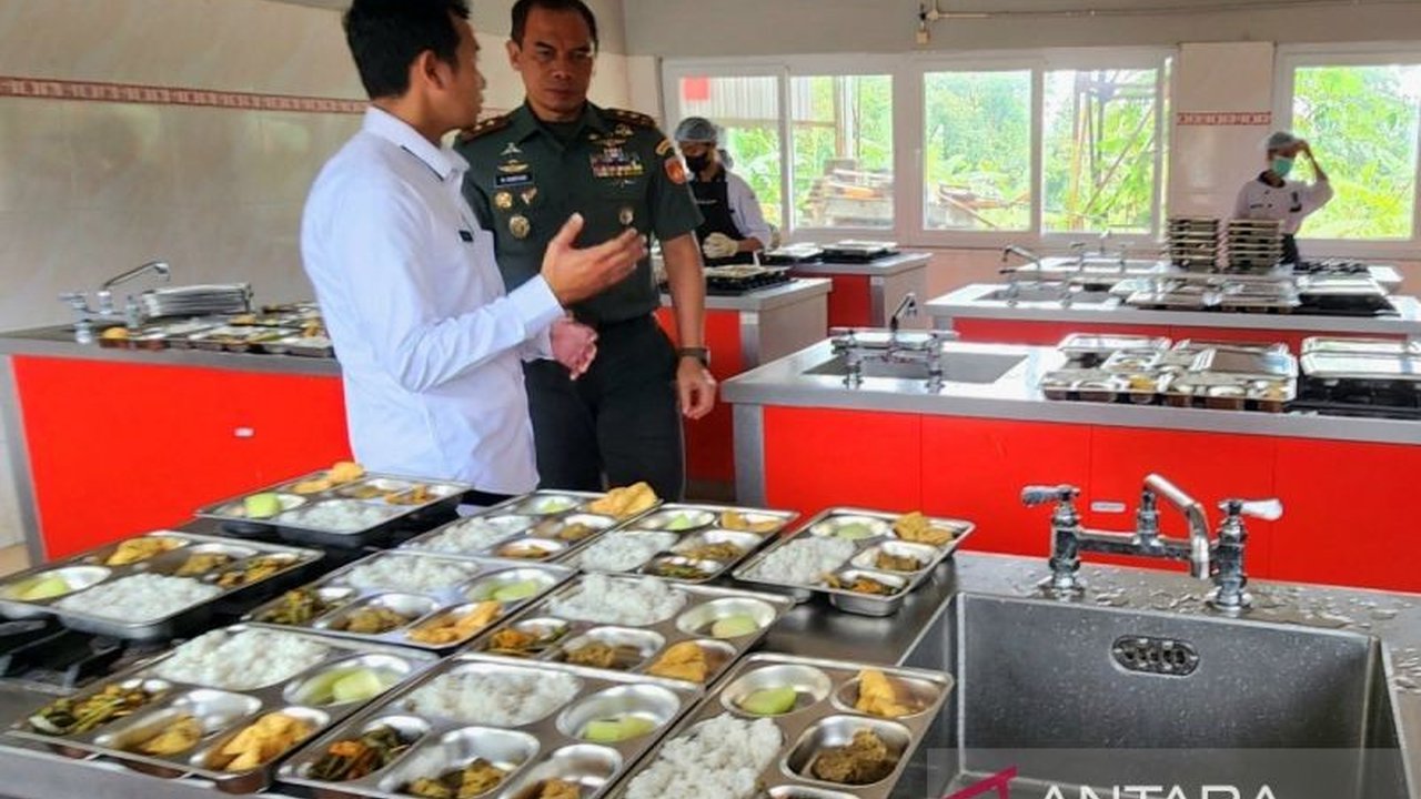 Mayjen TNI Deddy Suryadi meninjau langsung Satuan Pelayanan Pemenuhan Gizi (SPPG) di Semarang, memastikan Program Makan Bergizi Gratis (MBG) berjalan lancar dan menjangkau seluruh siswa di wilayah terujung Kota Semarang.