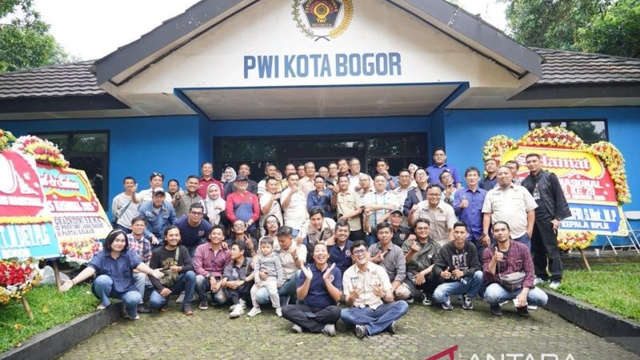 Pimpinan dan anggota DPRD Kota Bogor merayakan Hari Pers Nasional (HPN) 2025 di kantor PWI Kota Bogor, menekankan pentingnya peran pers sebagai pilar demokrasi dan pengawas kekuasaan.