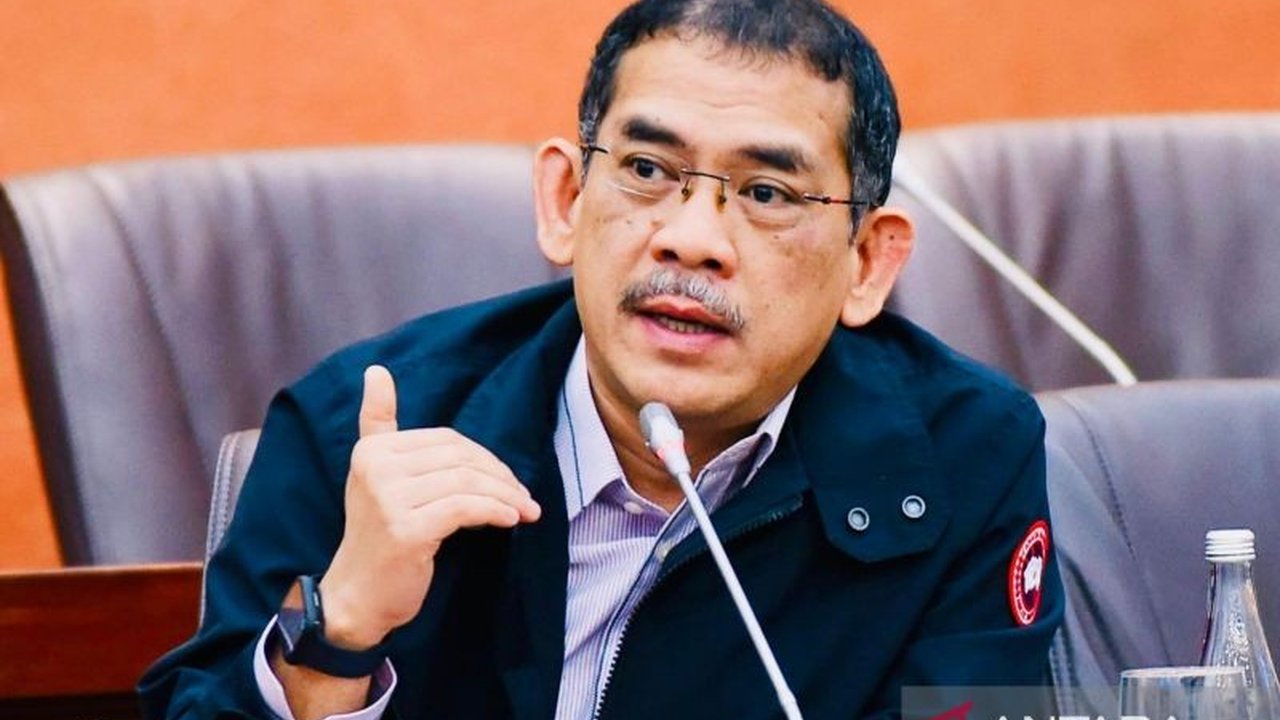 Anggota Komisi VI DPR RI Asep Wahyuwijaya mendorong PT Pos Indonesia untuk berinovasi dan mengurangi ketergantungan pada proyek pemerintah, memanfaatkan potensi pasar logistik yang menjanjikan.