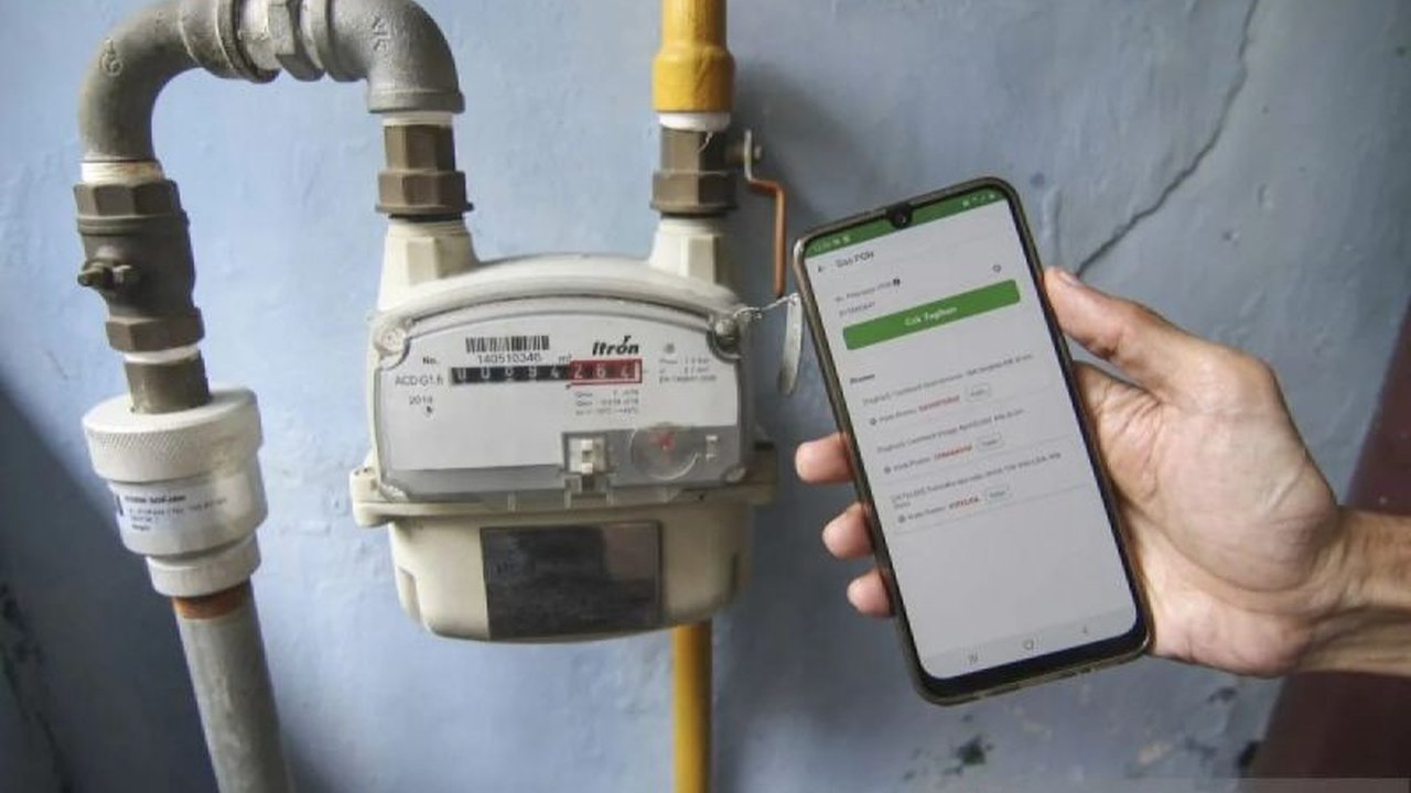 Artikel ini membahas krisis gas melon di Indonesia, urgensi reformasi subsidi energi, dan peran infrastruktur jaringan gas (jargas) dalam mengatasi masalah tersebut serta menjamin pemerataan akses energi.