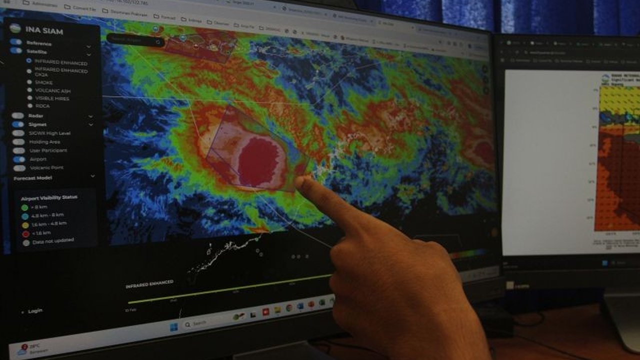 BMKG memprediksi cuaca di sebagian besar wilayah Indonesia akan berawan hingga hujan pada Selasa, 11 Februari 2024, dengan beberapa daerah diprediksi mengalami hujan disertai petir.