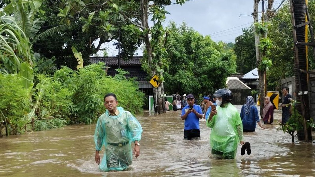 Pj Bupati Lombok Barat menginstruksikan kantor camat menjadi posko utama penanganan banjir yang melanda dua desa di Kecamatan Labuapi, akibat curah hujan tinggi dan meluapnya sungai Babak,  mengakibatkan lebih dari 195 kepala keluarga terdampak.