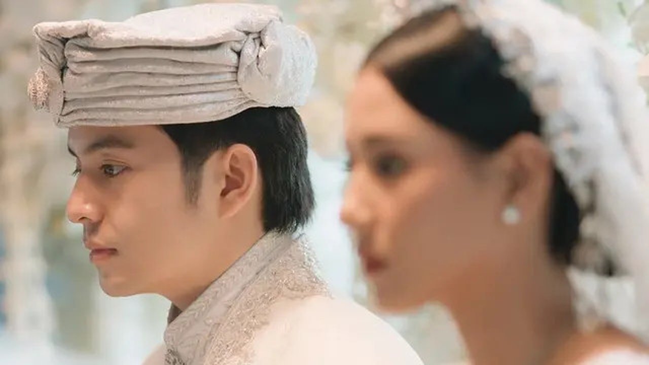 Meskipun detail pernikahan masih minim, terlihat bahwa acara berlangsung sederhana. Tema serba putih memberi kesan sakral dan elegan. Angga terlihat tampan menawan kenakan ikat kepala putih d