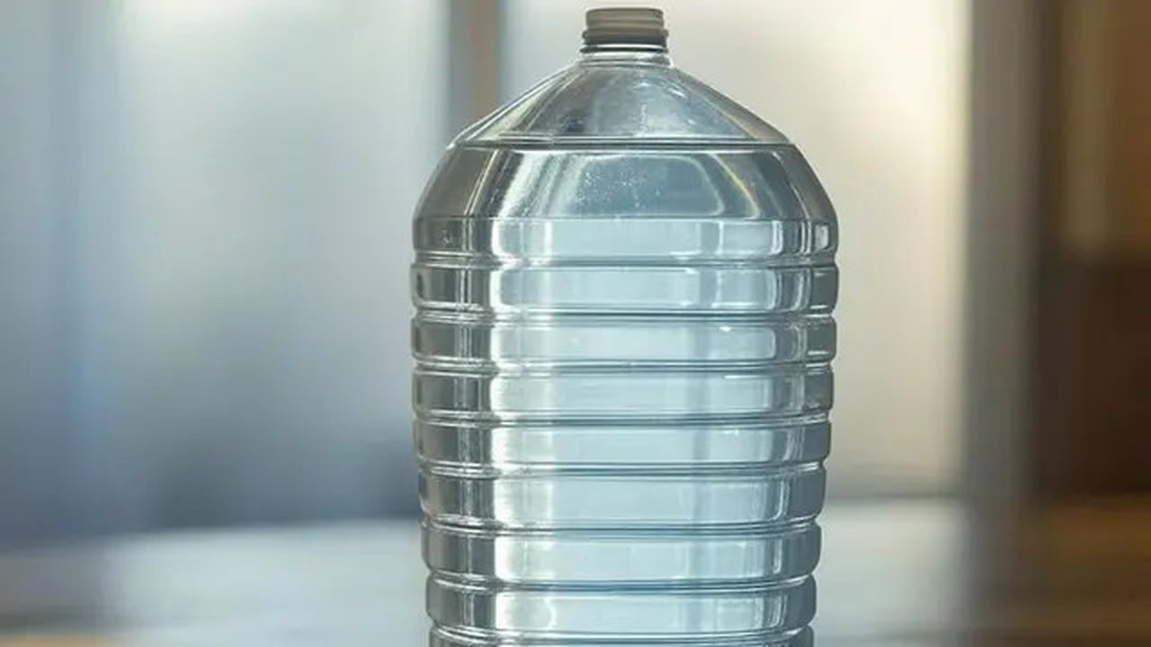 Riset Terbaru USU Buktikan BPA Tidak Terdeteksi pada Air Kemasan - Ilustrasi Galon Air (Foto dibuat oleh Grok/X)