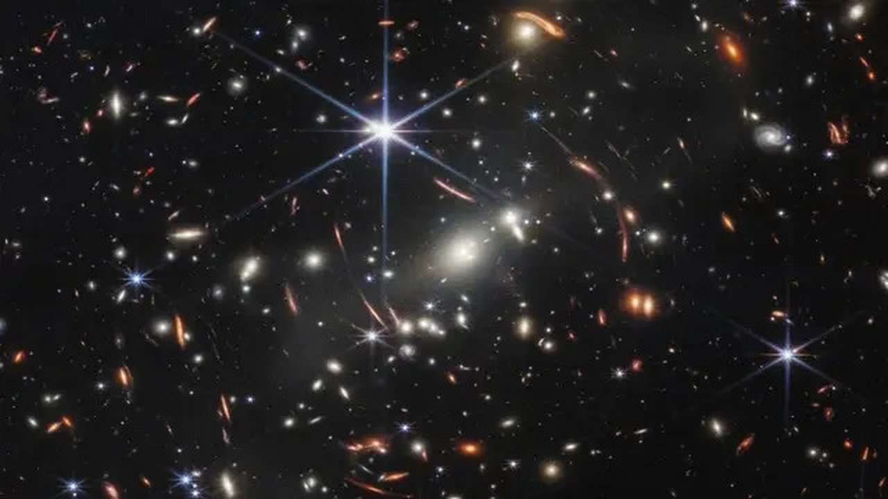 Tangkapan Teleskop JSWT yang Pertama. (James Webb Space Telescope (NASA, ESA, CSA, STScI))