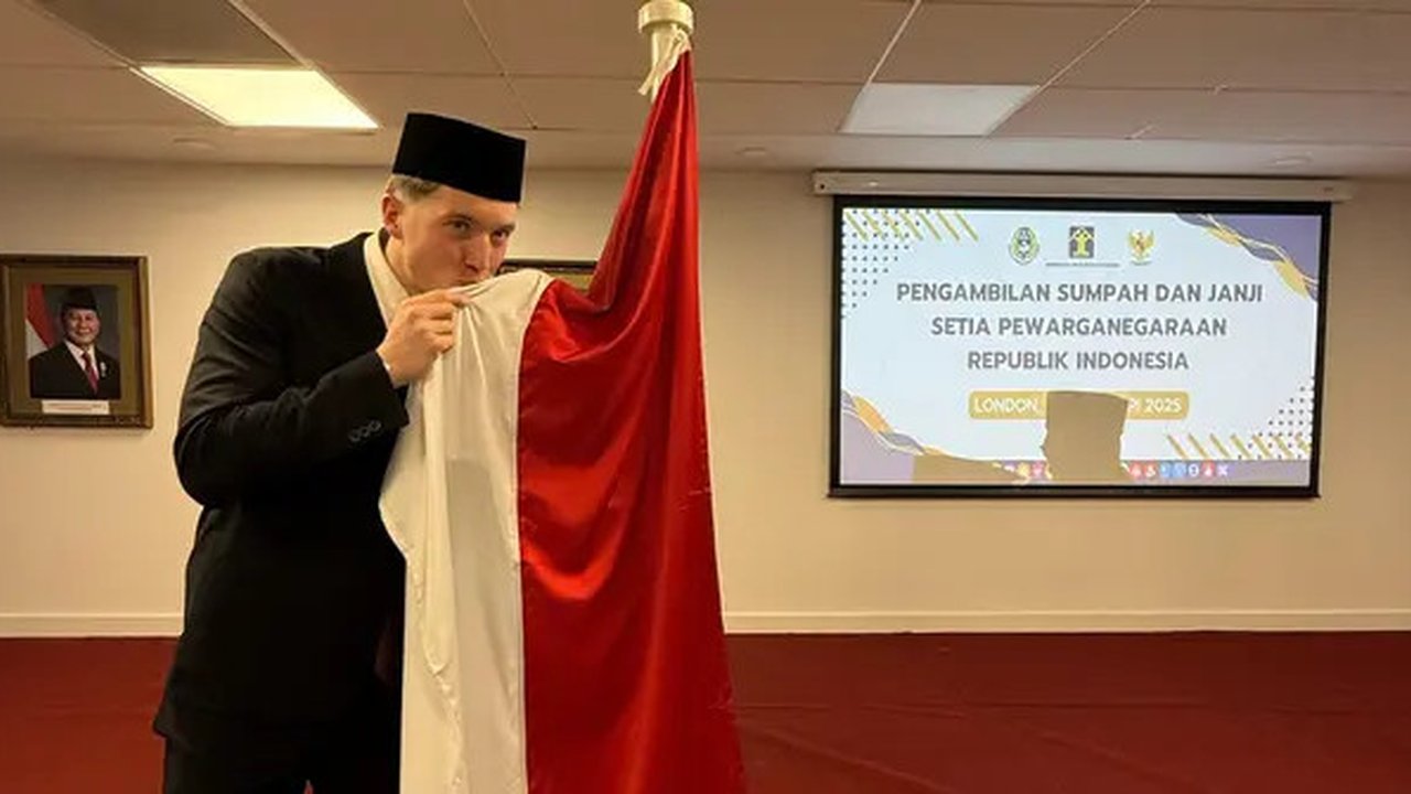 Ole Romeny menjalani sumpah menjadi WNI di KBRI London, Sabtu (8/2/2025). (Dok. PSSI)