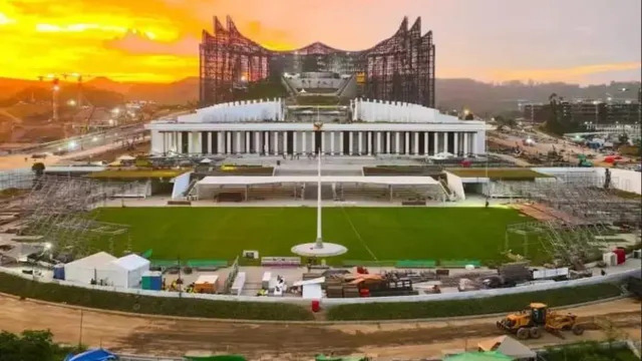 Istana Kepresidenan di Ibu Kota Negara (IKN) Nusantara saat senja. desain burung garuda yang mengepakkan sayap karya dengan nama Istana Garuda merupakan satu dari bagian Istana Kepresidena