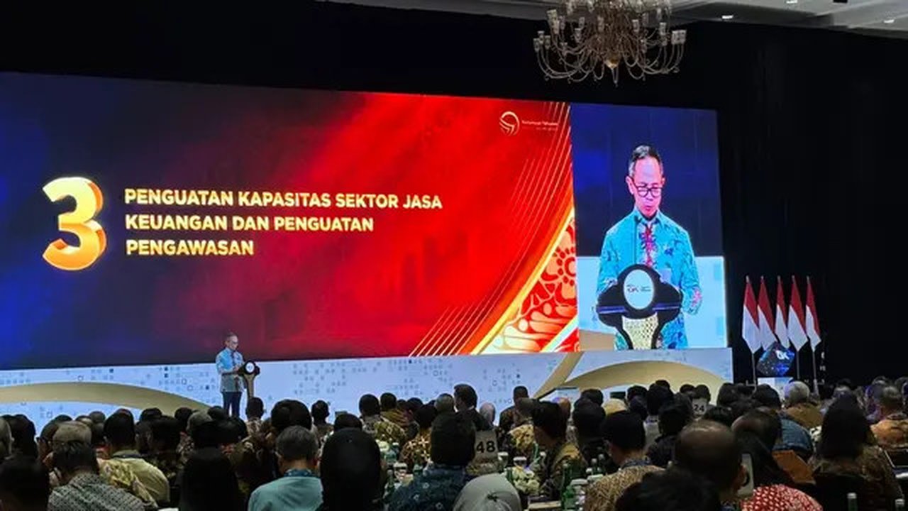 Ketua Dewan Komisioner OJK Mahendra Siregar dalam Pertemuan Tahunan Industri Jasa Keuangan (PTIJK) 2025 di Jakarta Convention Center, Jakarta, Selasa (11/2/2025). (Tira/Liputan6.com)