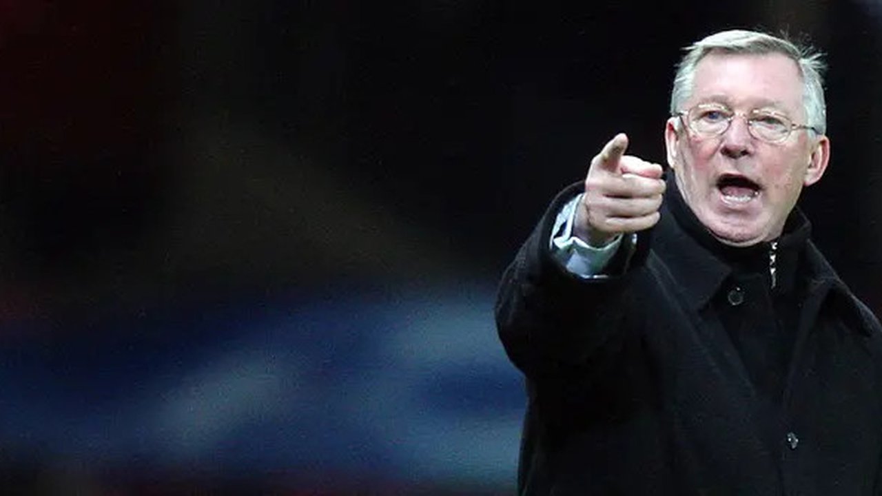 Salah satu aksi yang paling terkenal dari Sir Alex adalah hair-dryer treatment-nya. Saat melakukan itu, ia akan berteriak dengan keras di muka pemain yang ia marahi sehingga para pemain itu t