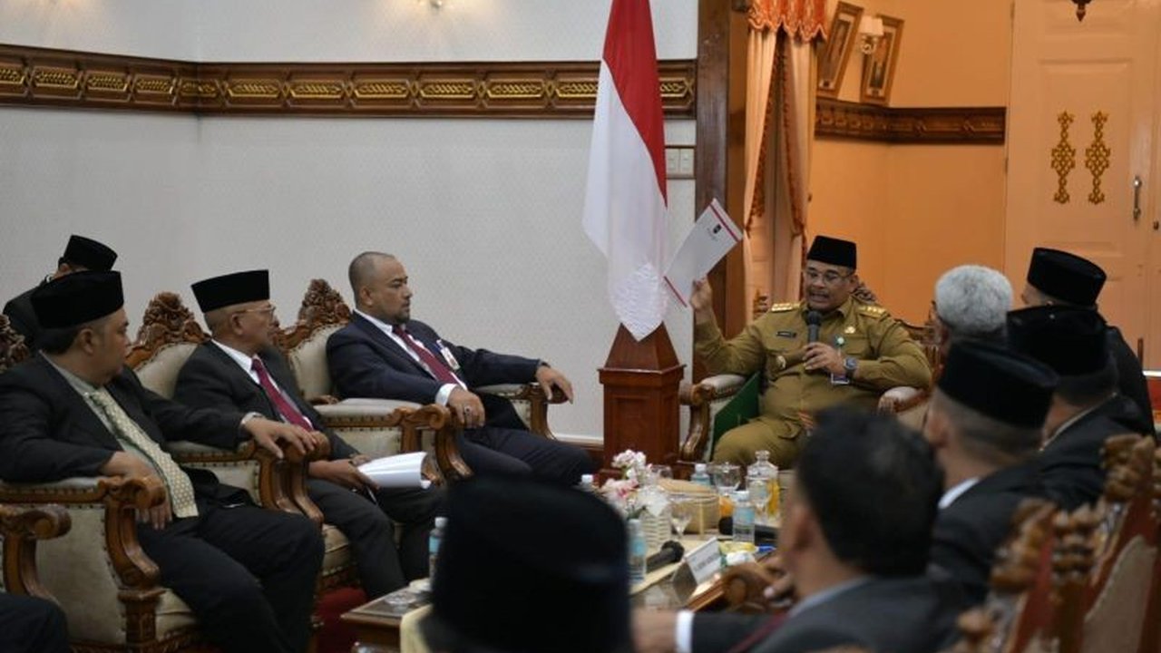 Bank Aceh Syariah membagikan dividen Rp300 miliar kepada Pemerintah Aceh dan kabupaten/kota, meningkat dari tahun sebelumnya, berkat kinerja keuangan yang solid dan pertumbuhan berkelanjutan pada tahun 2024.