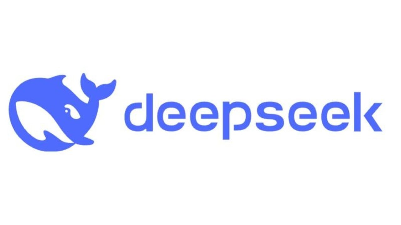 Perkembangan AI DeepSeek dari China menantang dominasi ChatGPT, menciptakan peluang dan tantangan ekonomi bagi Indonesia yang perlu memanfaatkan teknologi ini dengan bijak dan mempersiapkan SDM.