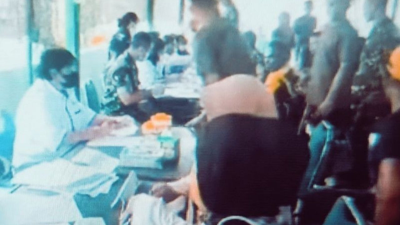 Tokoh adat Biak Numfor, Mananwir Yan Rumbarar, mendukung penuh program Cek Kesehatan Gratis (CKG) pemerintah yang menjangkau 257 kampung dan bertujuan meningkatkan akses kesehatan bagi masyarakat.