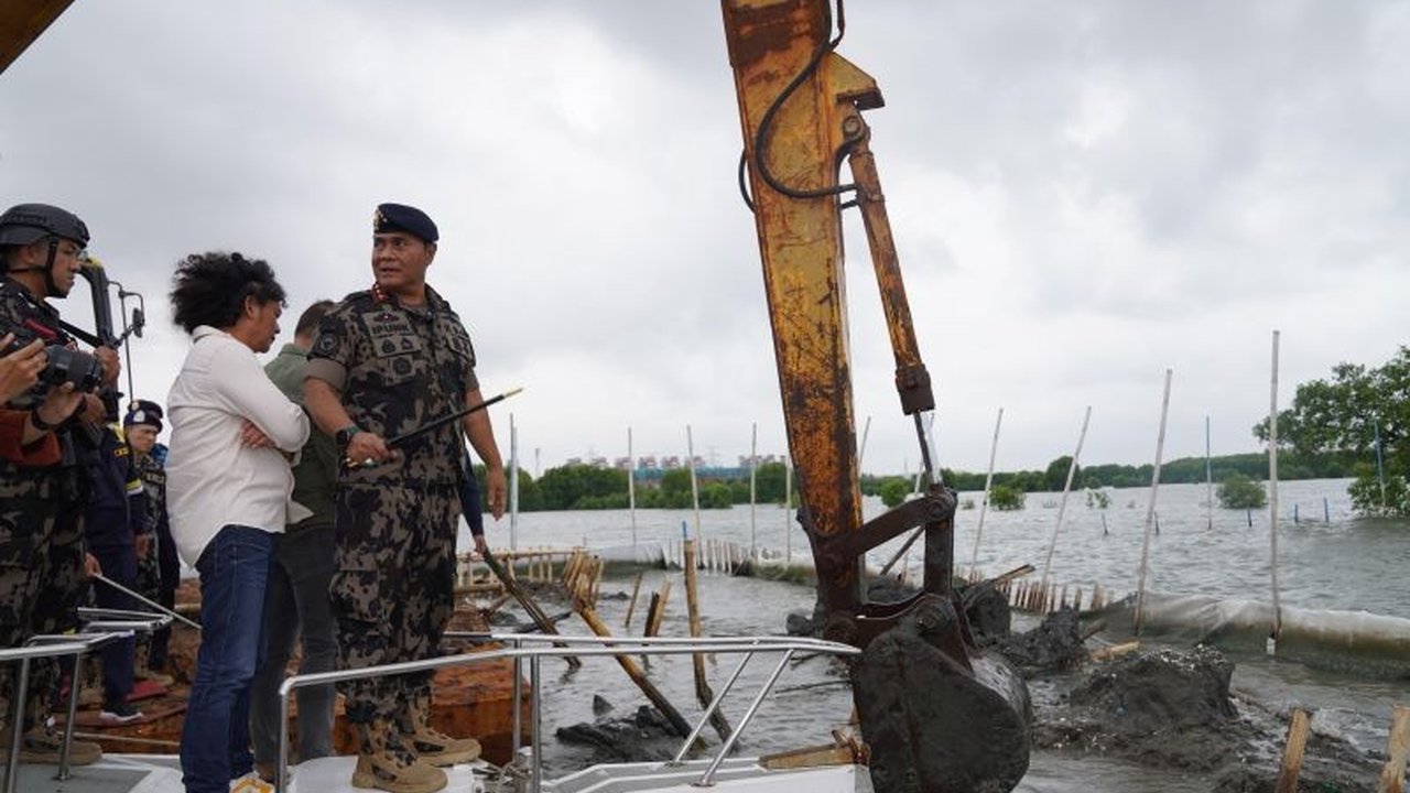 PT Tunas Ruang Pelabuhan Nusantara (TRPN) membongkar pagar laut di Tarumajaya, Bekasi, setelah mengakui pelanggaran prosedur perizinan proyek pembangunan pelabuhan senilai Rp200 miliar yang baru mencapai 80 persen.