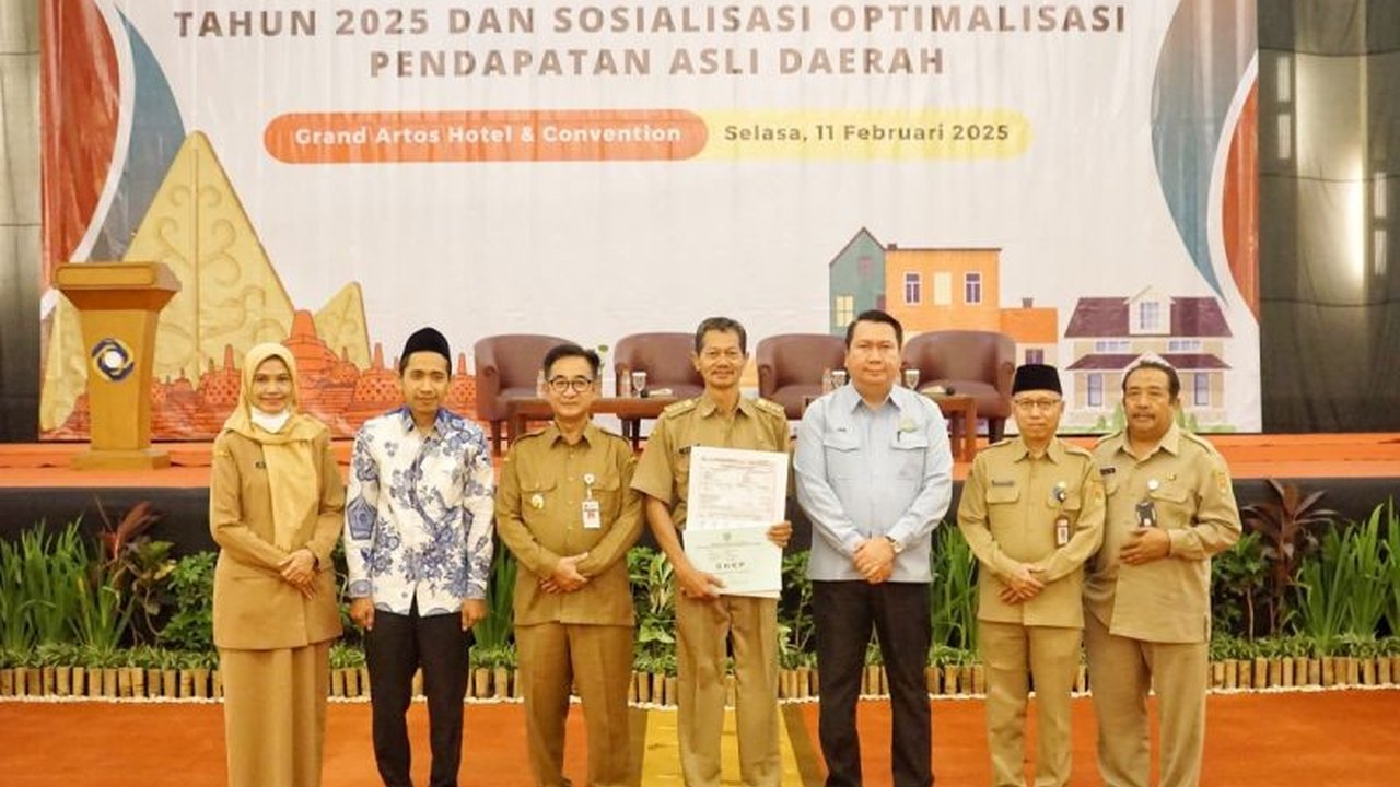 Kecamatan Srumbung, Kabupaten Magelang, menerima penghargaan atas keberhasilannya melunasi Pajak Bumi dan Bangunan (PBB) paling cepat tahun 2024, mendorong optimalisasi Pendapatan Asli Daerah (PAD).