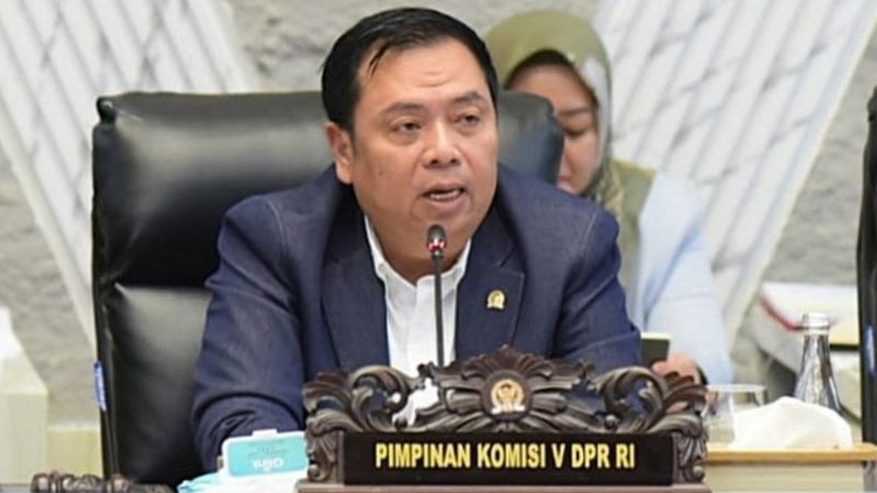 Ketua Komisi V DPR RI meminta pemerintah bijak dalam efisiensi anggaran agar tidak berdampak negatif terhadap kesejahteraan rakyat, seperti meningkatnya pengangguran dan melambatnya pertumbuhan ekonomi.