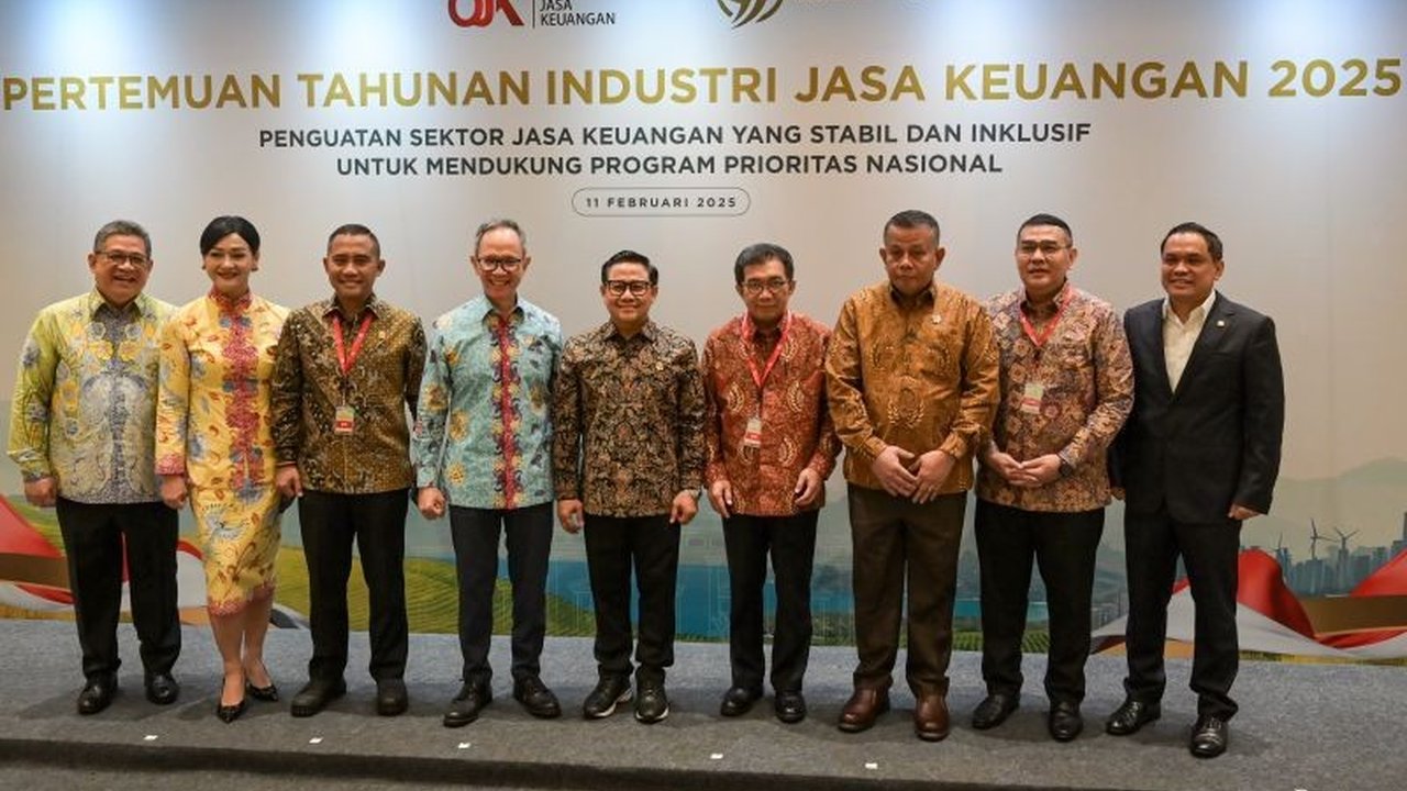 Indeks Harga Saham Gabungan (IHSG) melemah signifikan, dipengaruhi oleh sentimen negatif global, terutama kebijakan tarif impor AS dan pelemahan nilai tukar rupiah terhadap dolar AS.