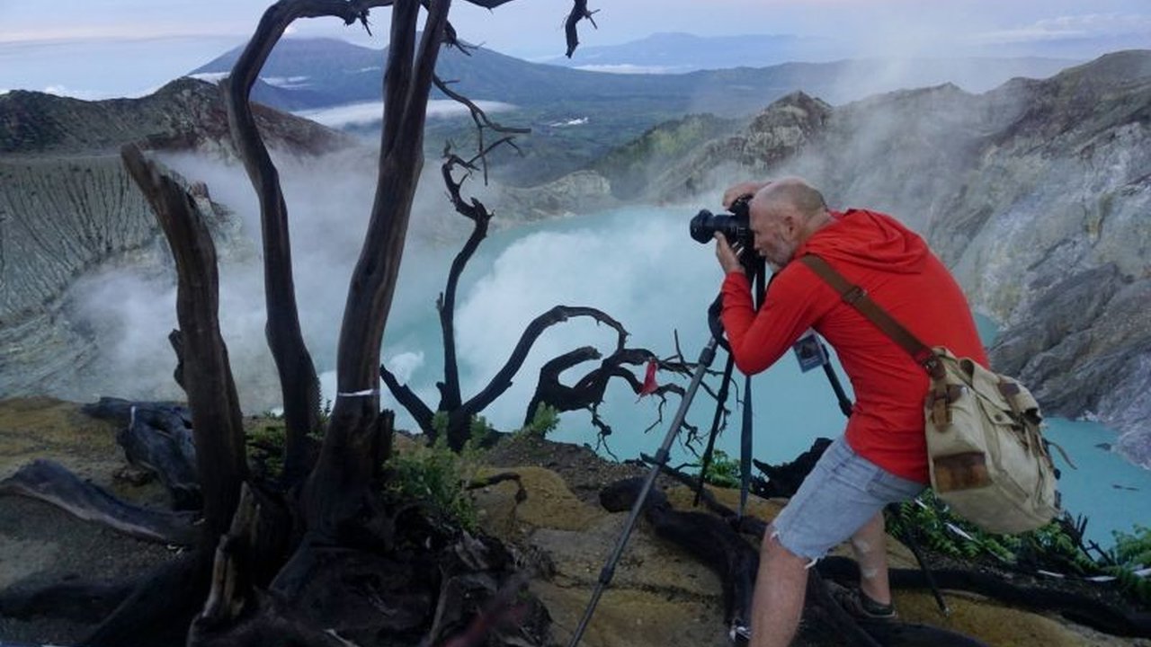 Pemerintah Indonesia melakukan reformasi besar-besaran di sektor pariwisata untuk meningkatkan kontribusinya pada perekonomian nasional dan mewujudkan pariwisata yang berkelanjutan, dengan fokus pada regulasi, digitalisasi, dan pengembangan berbagai sekto