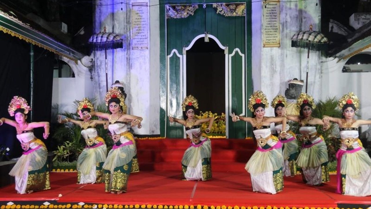 Sanggar Seni Santhi Budaya dari Buleleng, Bali, mewakili Indonesia di Buriram International Art Festival di Thailand, menampilkan tari tradisional dan kreasi, sekaligus mempromosikan budaya Indonesia di kancah internasional.