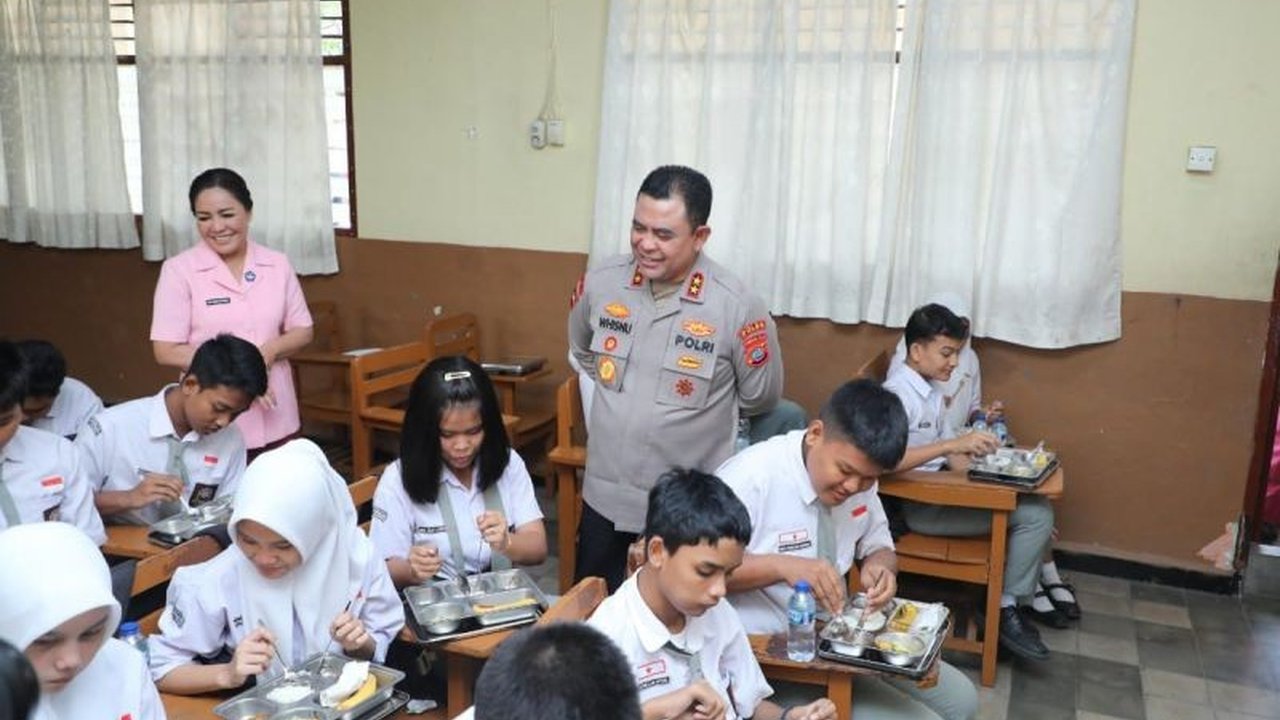 Polda Sumut menyalurkan 647 paket makanan bergizi gratis kepada pelajar di Sekolah Kemala Bhayangkari I Medan, sebagai bentuk komitmen mendukung program pemerintah dan meningkatkan kesehatan siswa.