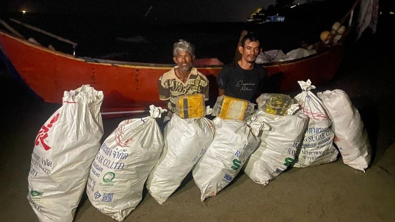 Empat warga Aceh ditangkap karena terlibat jaringan narkotika internasional, polisi menyita 135 kg sabu yang diduga berasal dari gembong narkoba Fredy Pratama.