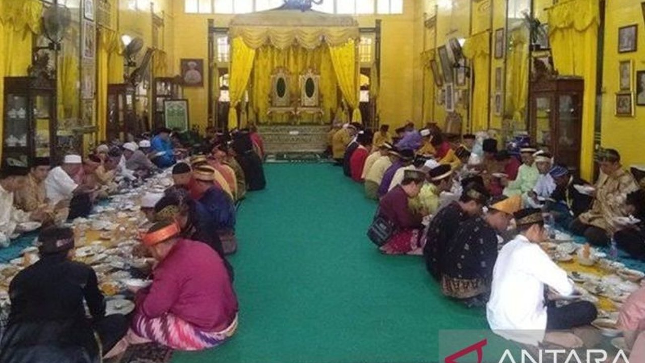 Bank Indonesia (BI) Kalbar, bersama pemerintah setempat, sukses selenggarakan Saprahan Khatulistiwa 2025, sebuah acara yang melestarikan tradisi makan saprahan Melayu Pontianak sekaligus mempromosikan pariwisata dan UMKM Kalimantan Barat.