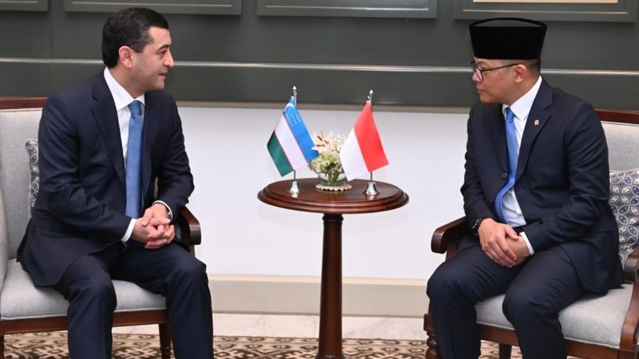 Indonesia dan Uzbekistan menyepakati peningkatan kerja sama bilateral di berbagai sektor strategis, termasuk infrastruktur, pertambangan, pariwisata, dan perdagangan, ditandai dengan penandatanganan Perjanjian Bebas Visa untuk pejabat.