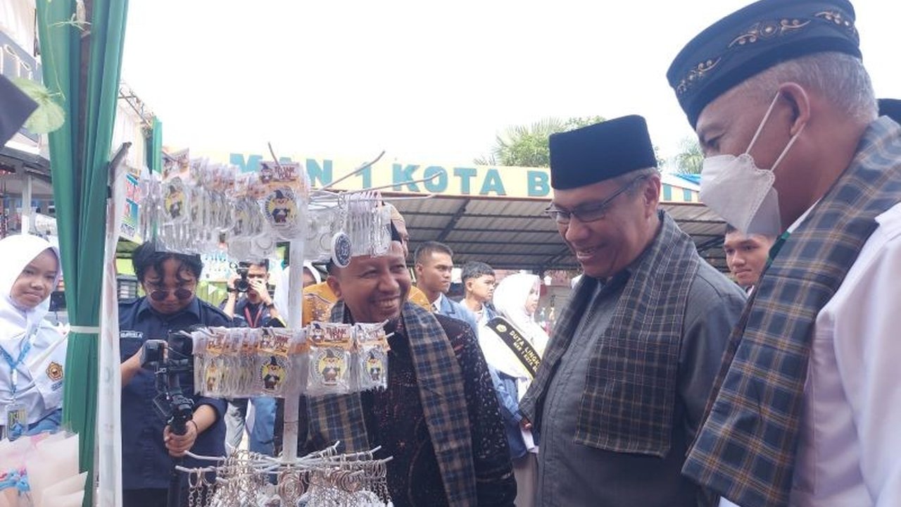 Sebanyak 1000 pelajar madrasah dari Sumatera Barat, Riau, dan Jambi berkompetisi dalam Cosinus XVI di Bukittinggi, meliputi berbagai cabang lomba sains, agama, dan olahraga.