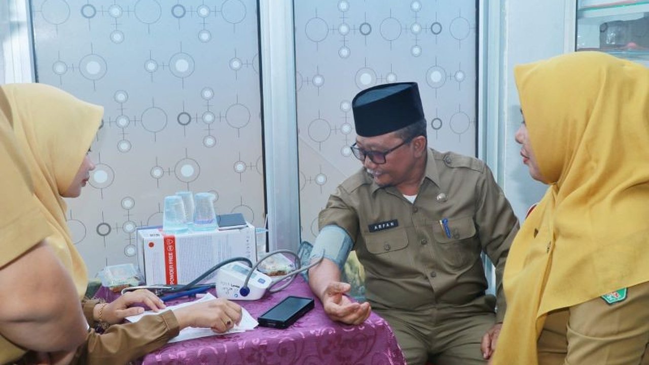 Sebanyak 21 Puskesmas di Pekanbaru telah menyelenggarakan pemeriksaan kesehatan gratis sejak 3 Februari 2024 untuk masyarakat, meskipun terdapat beberapa kendala seperti ketersediaan alat dan penggunaan aplikasi SatuSehat Mobile.