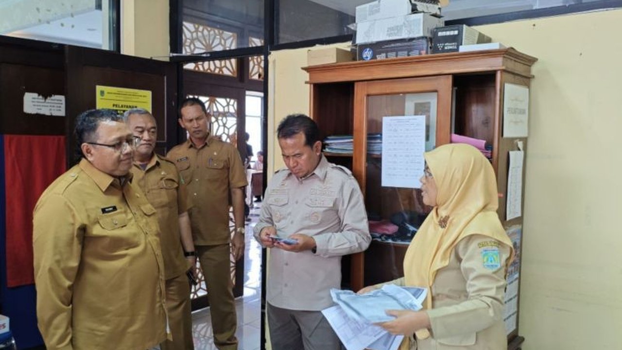 Pemkab Pasuruan memerintahkan pemusnahan KTP elektronik bekas dan rusak untuk mencegah penyalahgunaan data kependudukan, setelah ditemukan tumpukan KTP-e di Dispenduk Capil.