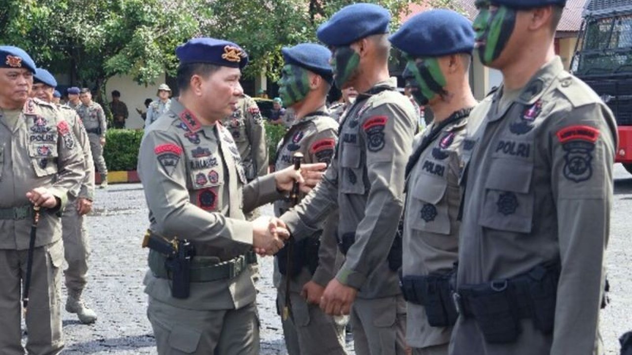 Kapolda Sulut Irjen Pol Roycke Langie menekankan latihan Brimob untuk bintara dan tamtama 2024 di Manado tak hanya fokus pada kemampuan fisik dan teknis, tetapi juga menanamkan rasa tanggung jawab yang besar dalam menghadapi tantangan keamanan.