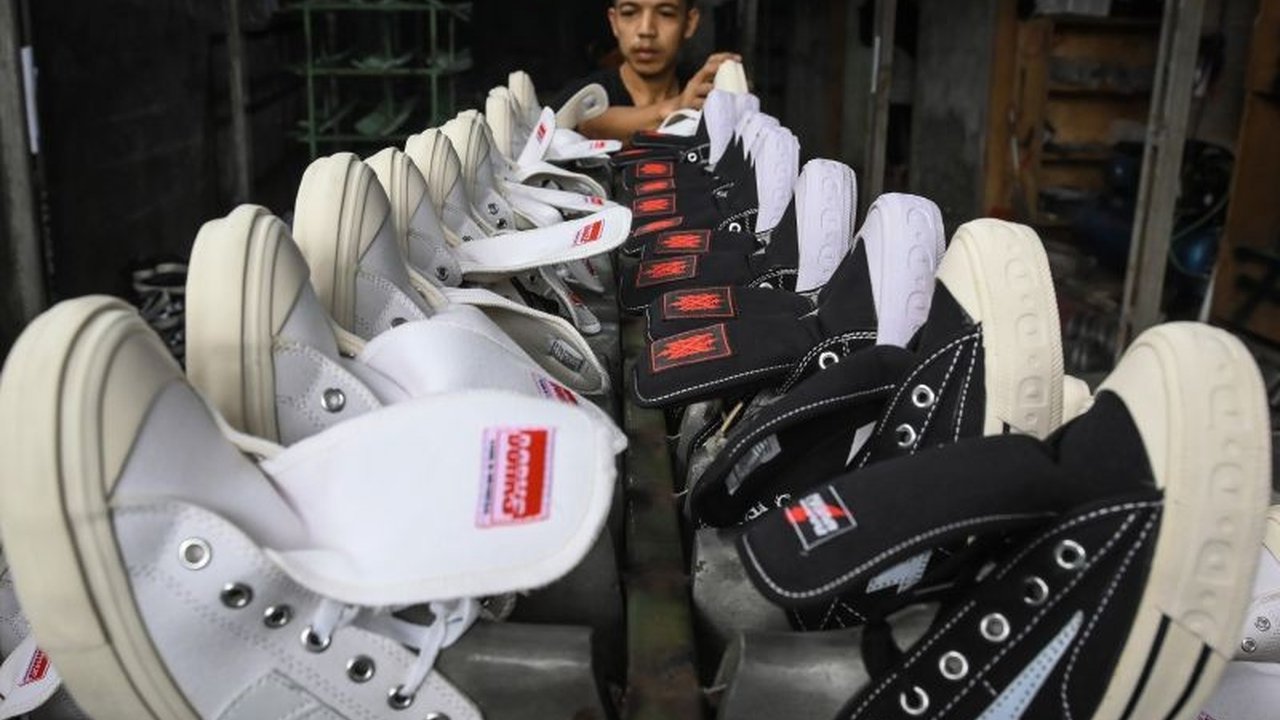 Laporan BPS Agustus 2024 menunjukkan penurunan pengangguran, namun tantangan besar masih ada, terutama bagi kaum muda, perempuan, dan pekerja informal di era digital yang menuntut solusi komprehensif dan berkelanjutan.