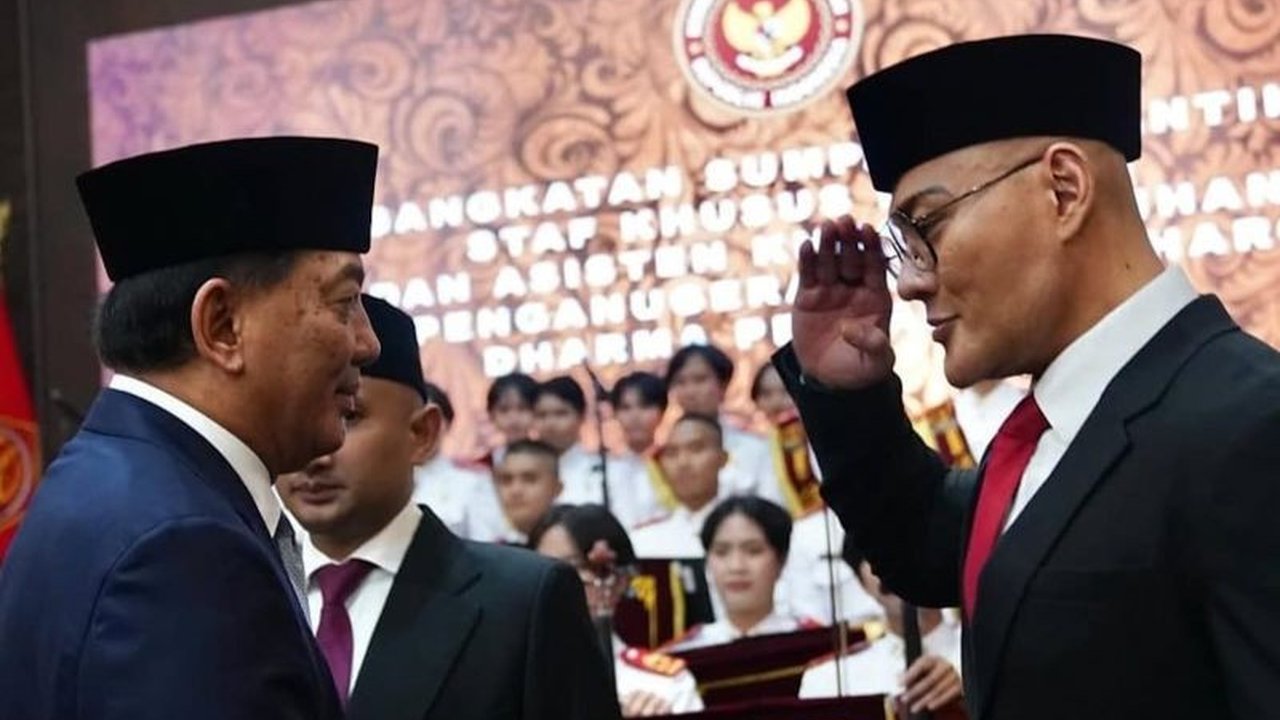 Deddy Corbuzier ditunjuk sebagai Staf Khusus Menteri Pertahanan (Menhan) bidang komunikasi sosial dan publik, memanfaatkan pengaruhnya di media sosial untuk sosialisasi program Kemhan.