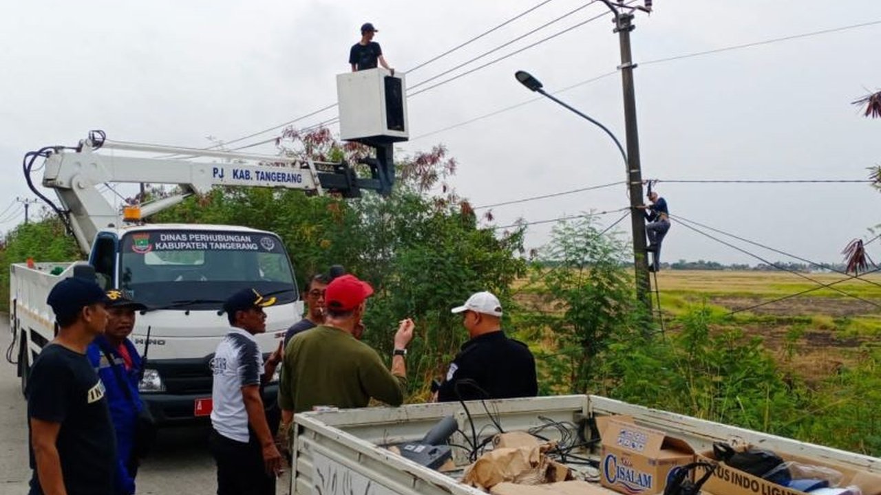 Pemerintah Kabupaten Tangerang menargetkan pemasangan 1.486 Penerangan Jalan Umum (PJU) baru pada tahun 2025, termasuk 31 titik PJU tenaga surya, sebagai bagian dari upaya meningkatkan keselamatan dan kenyamanan berkendara.