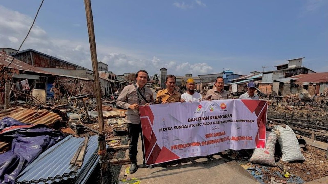 SKK Migas PetroChina International Jabung Ltd memberikan bantuan material bangunan kepada korban kebakaran di Desa Sungai Itik, Jambi, yang mengakibatkan satu korban jiwa dan 15 rumah hangus.
