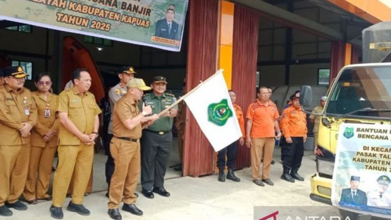 Pemerintah Kabupaten Kapuas mendistribusikan bantuan logistik kepada 16.672 jiwa di tiga kecamatan yang terdampak banjir sejak 26 Januari 2025, meliputi beras, mi instan, dan kebutuhan pokok lainnya.