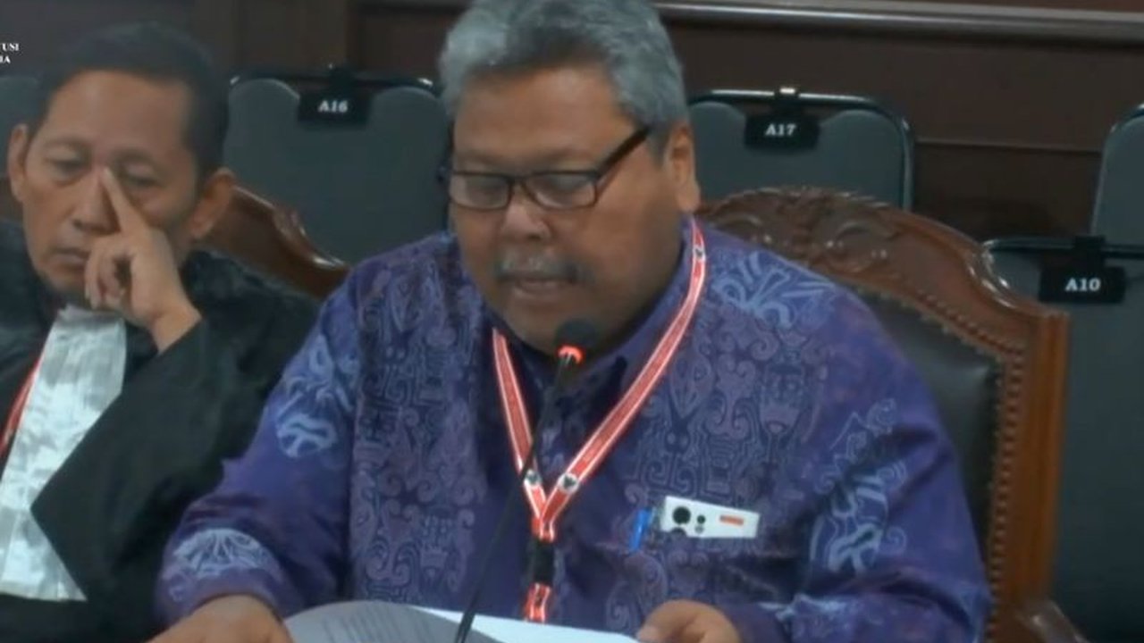 Mantan Ketua Bawaslu menilai mustahil partisipasi pemilih mencapai 100 persen dalam Pilkada Mimika 2024, dan menduga adanya kecurangan terkait penggunaan surat suara cadangan serta rendahnya transparansi.