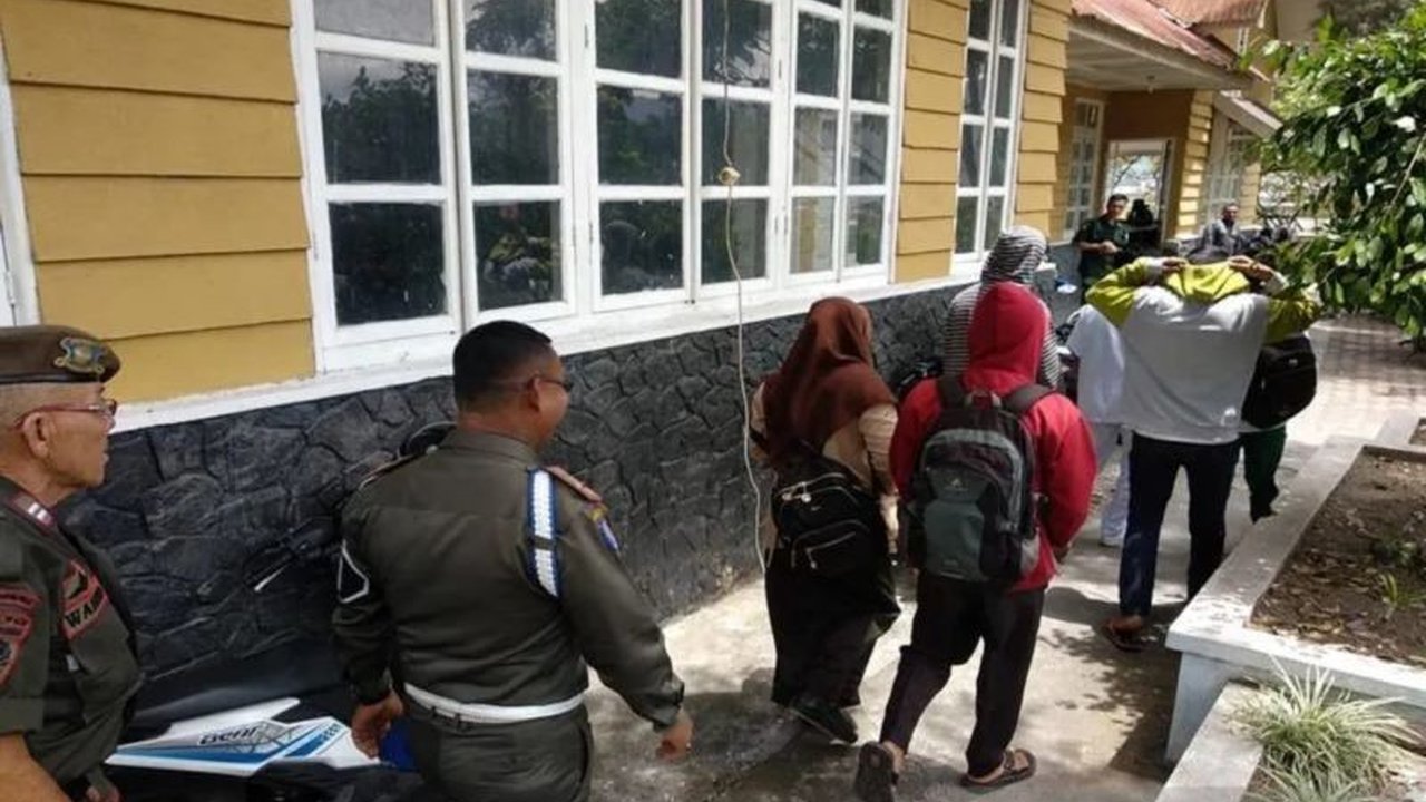 Pemerintah Kota Banda Aceh meminta pelaku usaha untuk tidak melayani pelajar yang bolos sekolah demi menciptakan lingkungan pendidikan yang kondusif dan mencegah kenakalan remaja.