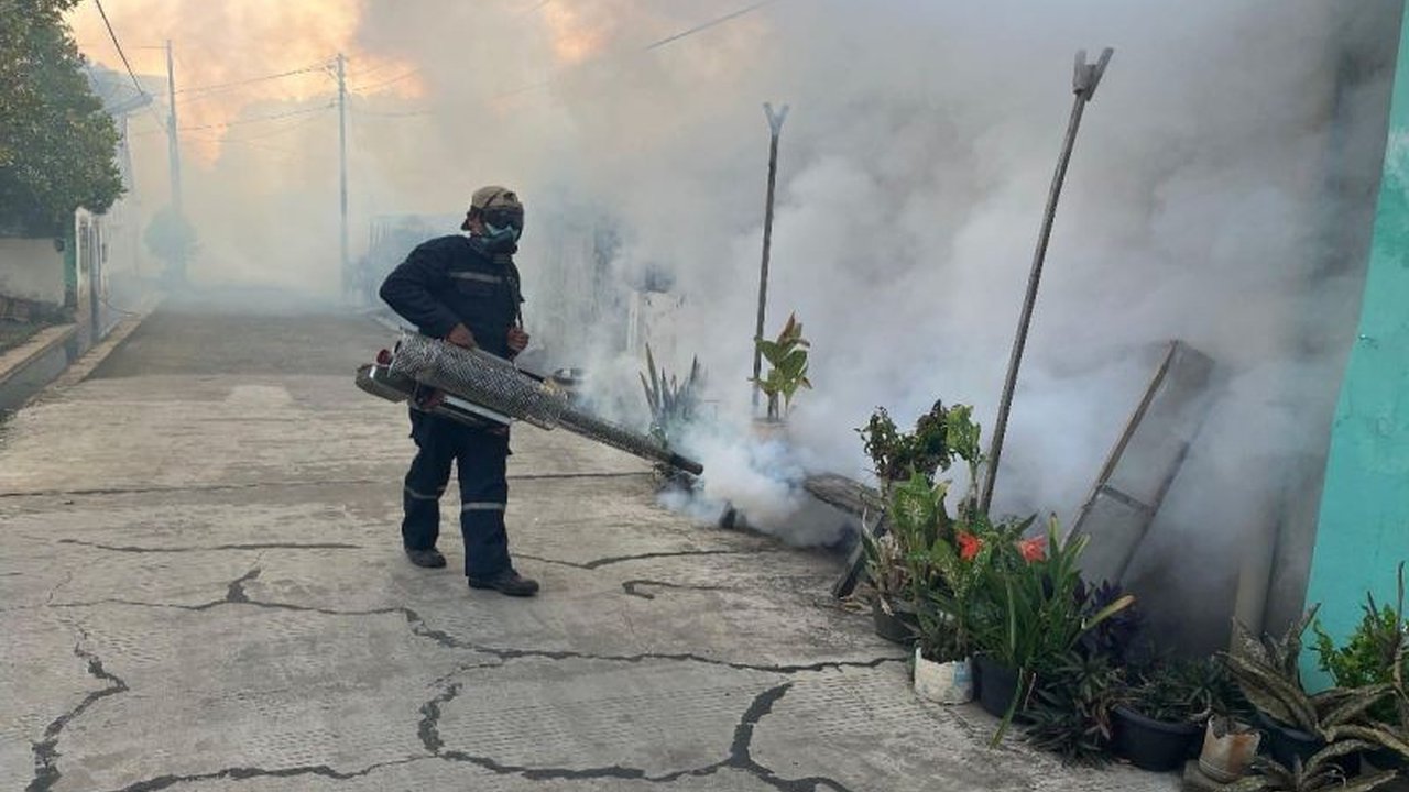 Pemerintah Kota Pekalongan mengingatkan masyarakat untuk waspada terhadap peningkatan kasus Demam Berdarah Dengue (DBD) akibat cuaca tak menentu dan mengimbau untuk aktif menjaga kebersihan lingkungan.