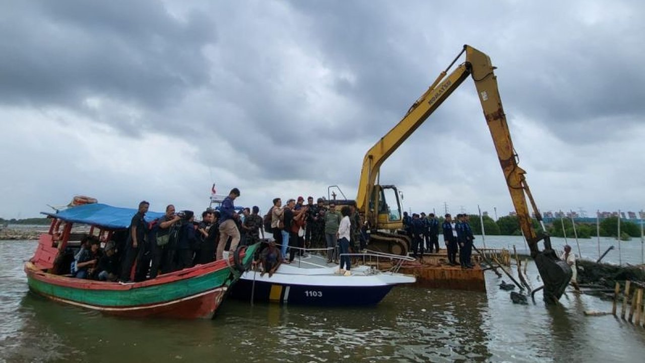 Pemprov Jabar mengevaluasi kerja sama dengan PT TRPN setelah pembongkaran pagar laut ilegal di Bekasi, yang berada di luar area kerja sama, dan tengah menyelidiki kemungkinan pelanggaran administrasi.