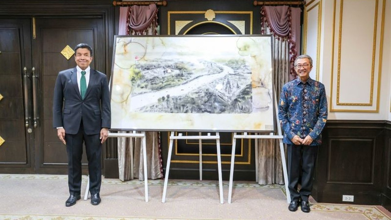 Peringatan 75 tahun hubungan diplomatik Indonesia-Thailand dirayakan dengan pemberian lukisan Candi Borobudur dan Wat Arun kepada Gubernur Bangkok, sekaligus membuka peluang kerja sama yang lebih luas di berbagai bidang.