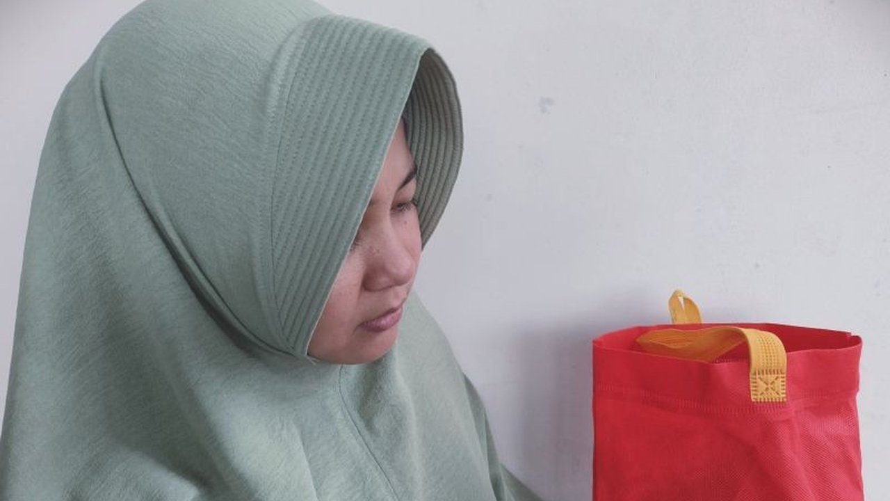 Warga Pontianak mulai beradaptasi dengan kebijakan bebas kantong plastik, didukung oleh pemerintah kota dan DPRD, untuk mengurangi sampah plastik dan menciptakan lingkungan yang lebih baik, dengan target pengurangan sampah signifikan di tahun 2025.